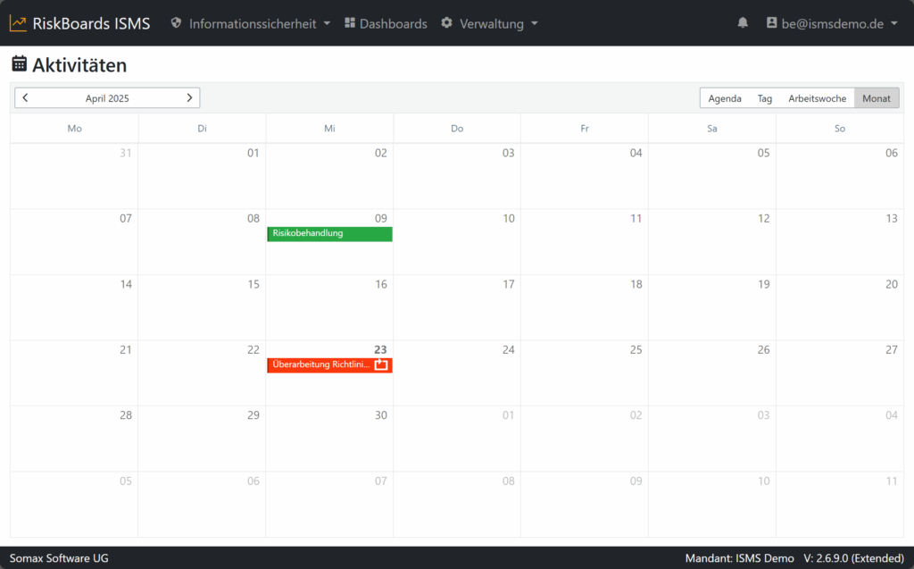 Monatskalender mit ISMS-Aktivitäten wie Risikobehandlung und Richtlinienüberarbeitung in RiskBoards