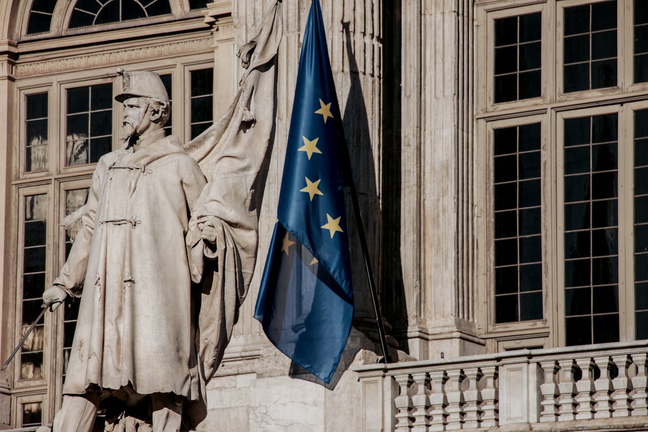 Statue mit EU-Flagge – symbolisiert die europäische Gesetzgebung zur Cybersicherheit im Rahmen der NIS2-Richtlinie