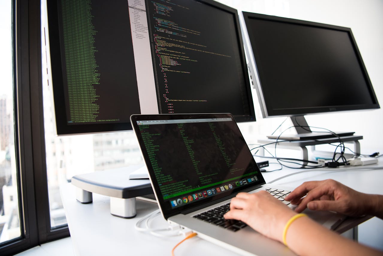 Quellcode auf mehreren Monitoren – symbolisiert Softwaretransparenz durch SBOMs gemäß CRA